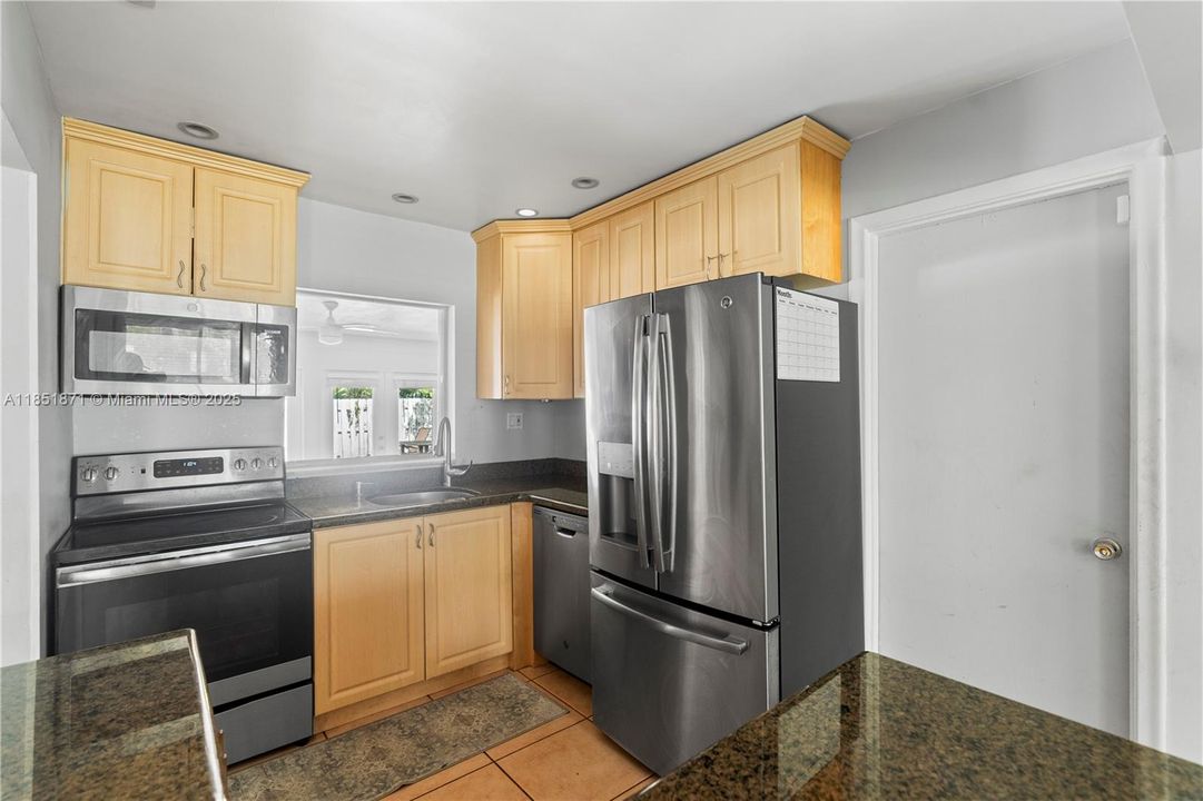 Недавно продано: $439,500 (3 спален, 2 ванн, 1570 Квадратных фут)