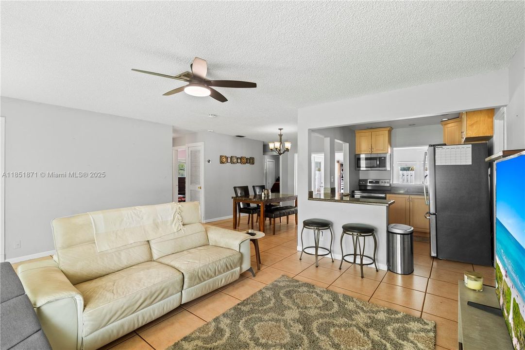 Недавно продано: $439,500 (3 спален, 2 ванн, 1570 Квадратных фут)