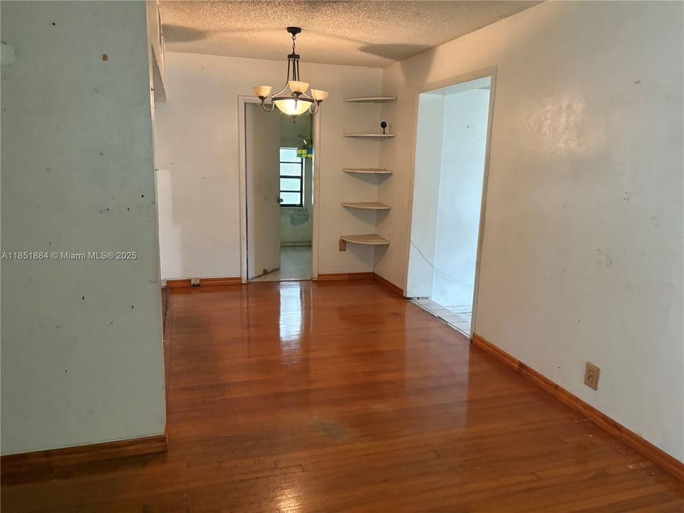 Под контрактом: $583,900 (3 спален, 2 ванн, 1479 Квадратных фут)