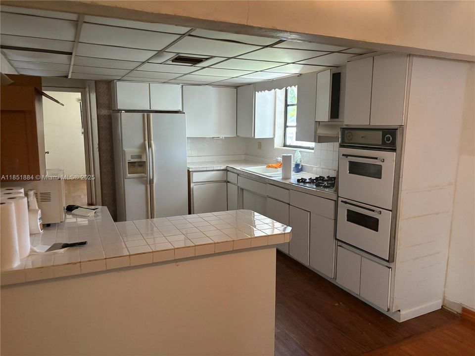 Под контрактом: $583,900 (3 спален, 2 ванн, 1479 Квадратных фут)