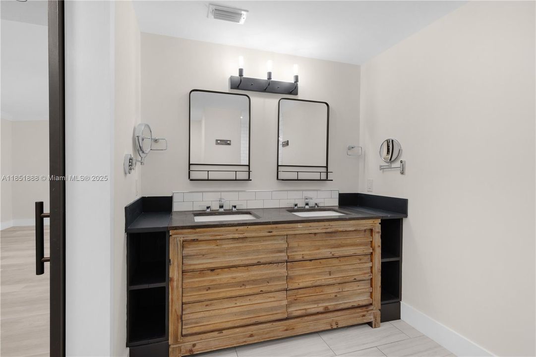 Recently Rented: $4,300 (4 beds, 2 baths, 1972 Square Feet)