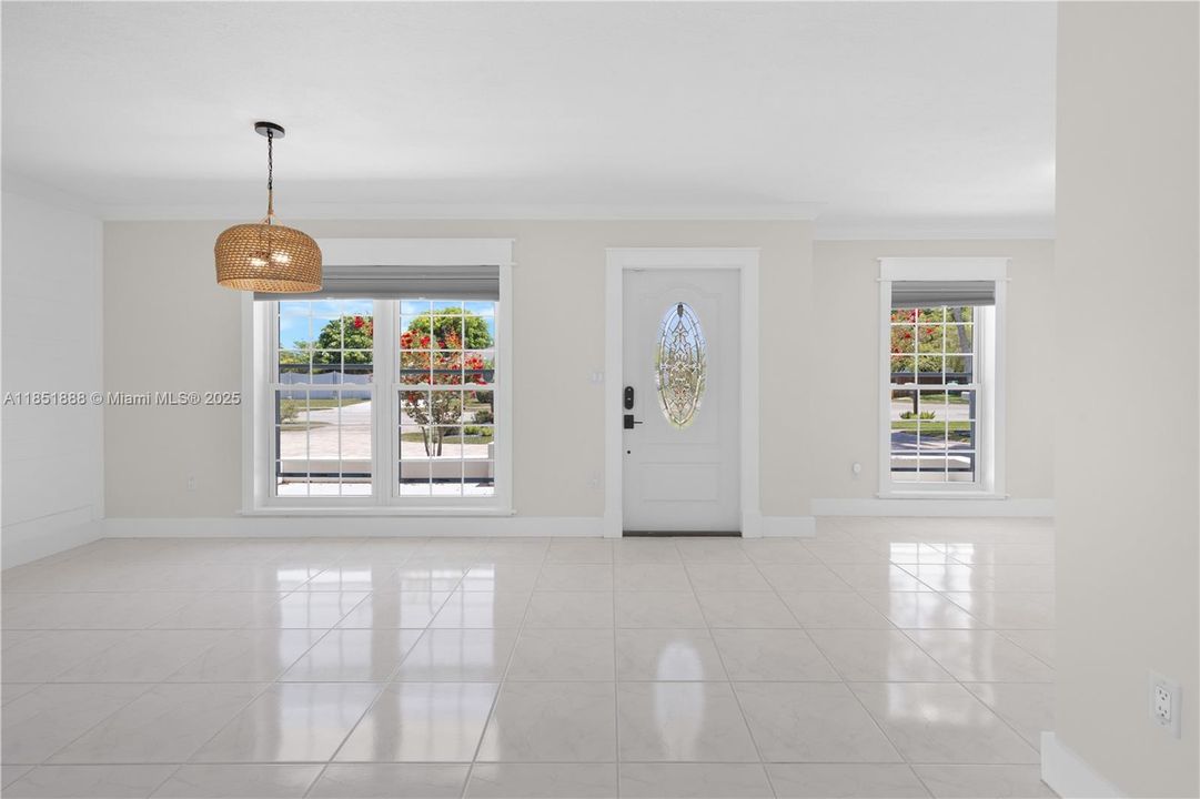 Recently Rented: $4,300 (4 beds, 2 baths, 1972 Square Feet)