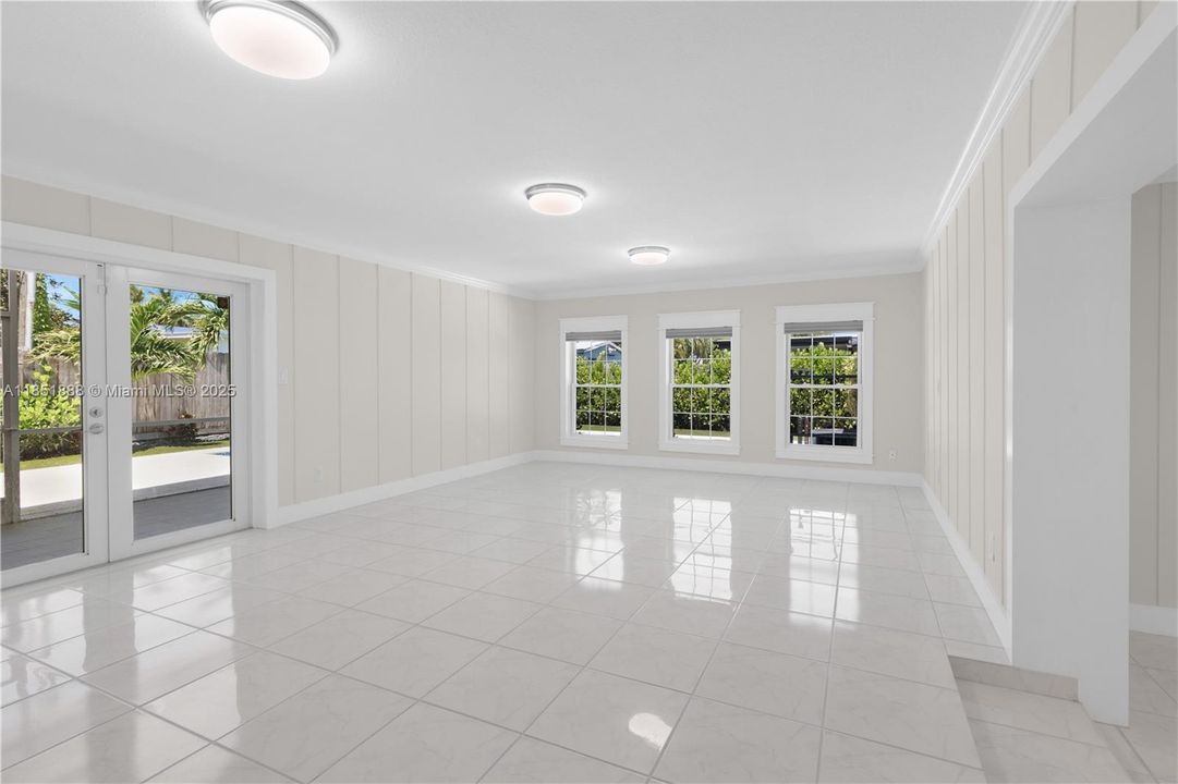 Recently Rented: $4,300 (4 beds, 2 baths, 1972 Square Feet)