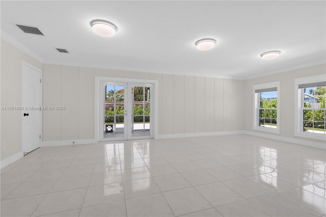 Recently Rented: $4,300 (4 beds, 2 baths, 1972 Square Feet)