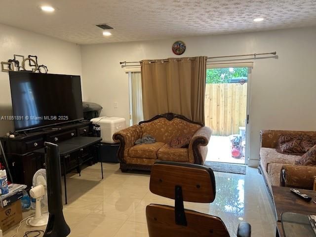 Под контрактом: $360,000 (3 спален, 2 ванн, 1150 Квадратных фут)