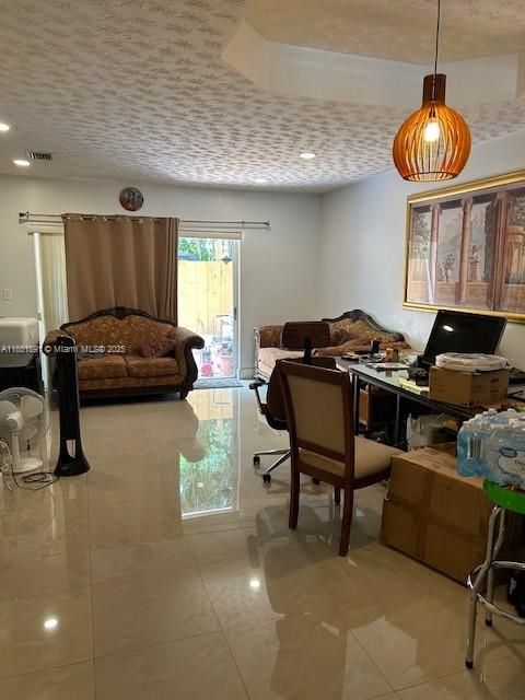 Под контрактом: $360,000 (3 спален, 2 ванн, 1150 Квадратных фут)