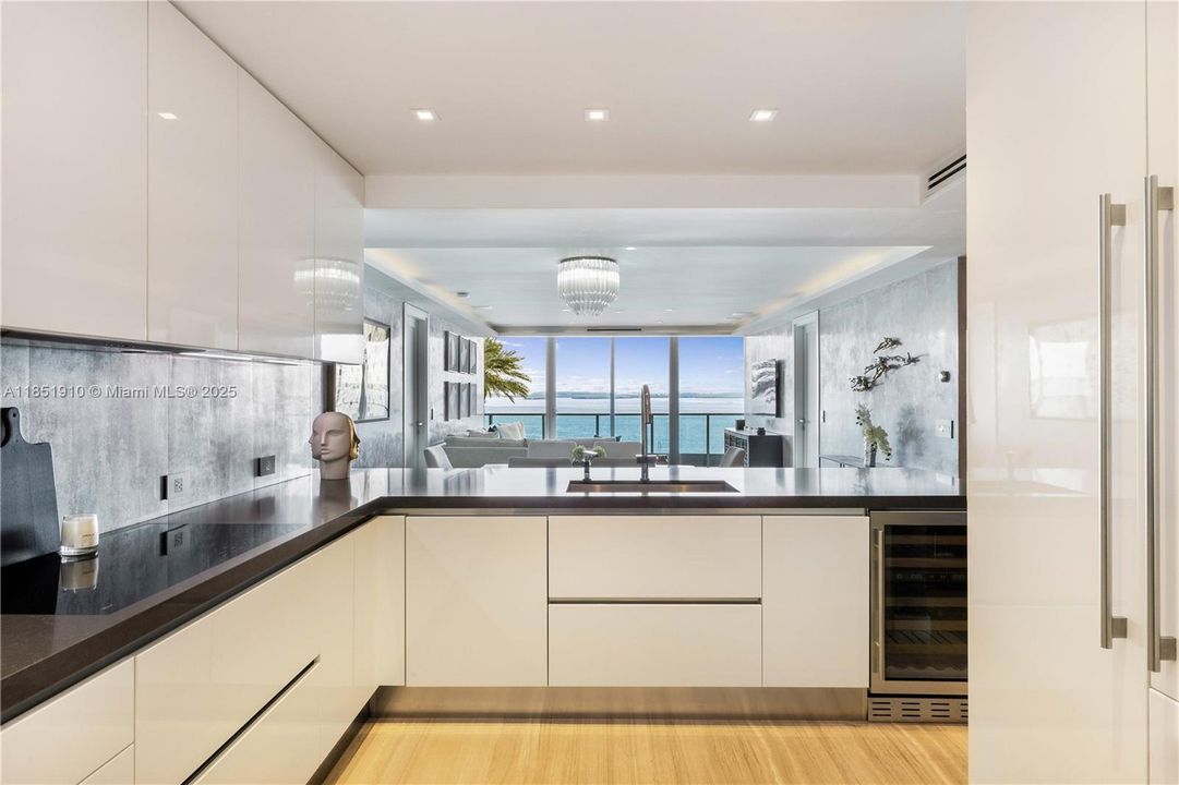 Vendido Recientemente: $1,750,000 (2 camas, 2 baños, 1730 Pies cuadrados)