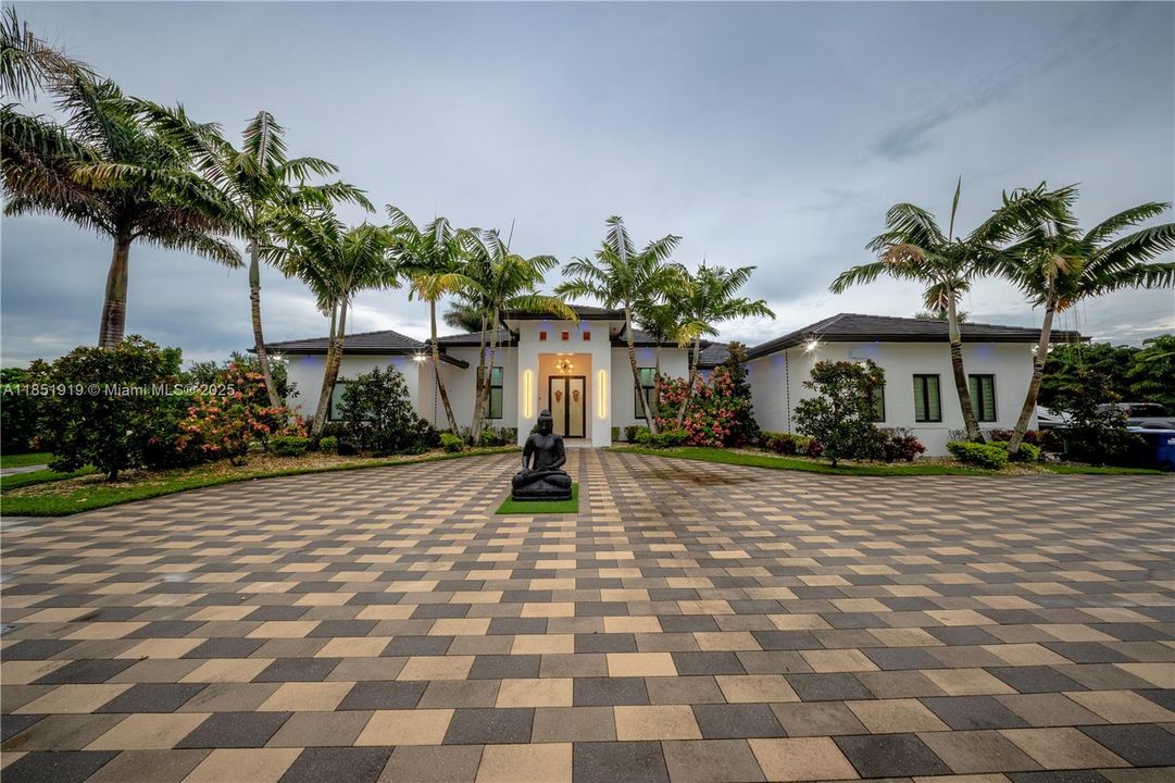 For Sale: $1,675,000 (5 beds, 4 baths, 3826 Square Feet)