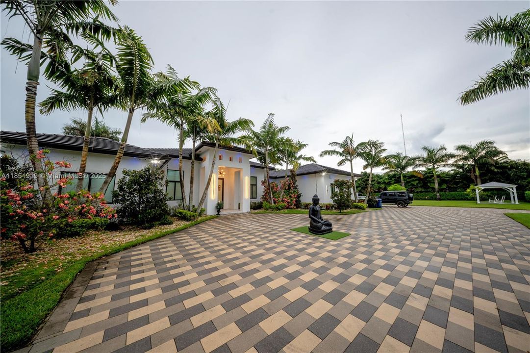 For Sale: $1,675,000 (5 beds, 4 baths, 3826 Square Feet)