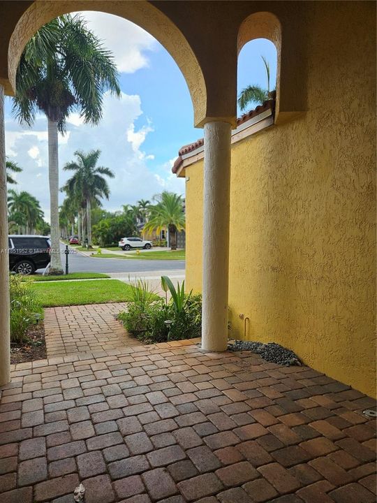 Activo con contrato: $999,999 (5 camas, 4 baños, 2804 Pies cuadrados)