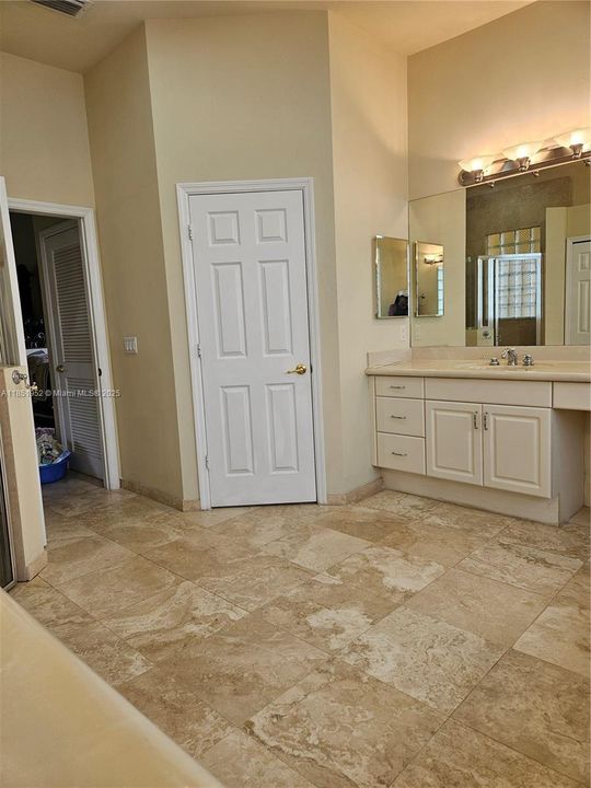 Toilet Room / Water Closet