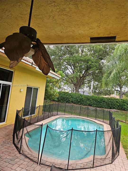 Activo con contrato: $999,999 (5 camas, 4 baños, 2804 Pies cuadrados)