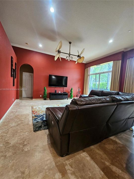 Activo con contrato: $999,999 (5 camas, 4 baños, 2804 Pies cuadrados)