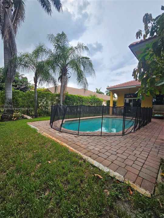 Activo con contrato: $999,999 (5 camas, 4 baños, 2804 Pies cuadrados)