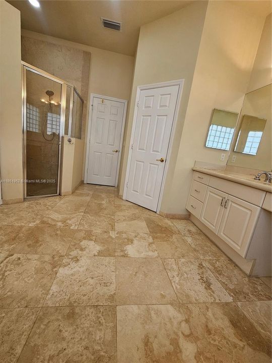 Activo con contrato: $999,999 (5 camas, 4 baños, 2804 Pies cuadrados)