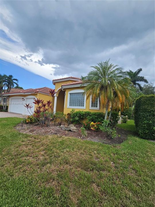 Activo con contrato: $999,999 (5 camas, 4 baños, 2804 Pies cuadrados)