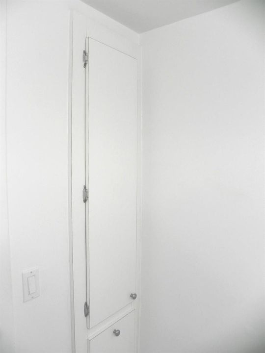 1/2 BATH STORAGE