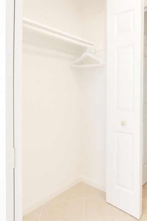 EXTRA CLOSET