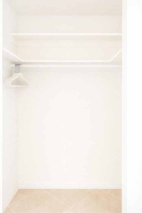 WALK-IN CLOSET