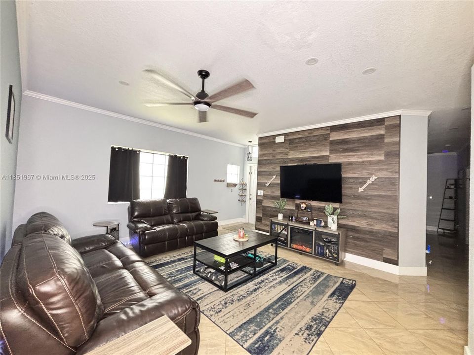 Vendido Recientemente: $499,999 (4 camas, 2 baños, 1515 Pies cuadrados)