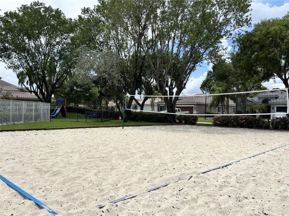 Vendido Recientemente: $499,999 (4 camas, 2 baños, 1515 Pies cuadrados)