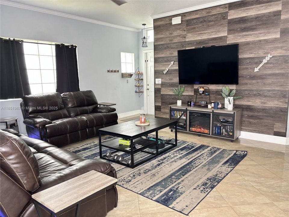 Vendido Recientemente: $499,999 (4 camas, 2 baños, 1515 Pies cuadrados)