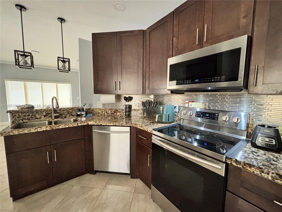 Vendido Recientemente: $499,999 (4 camas, 2 baños, 1515 Pies cuadrados)