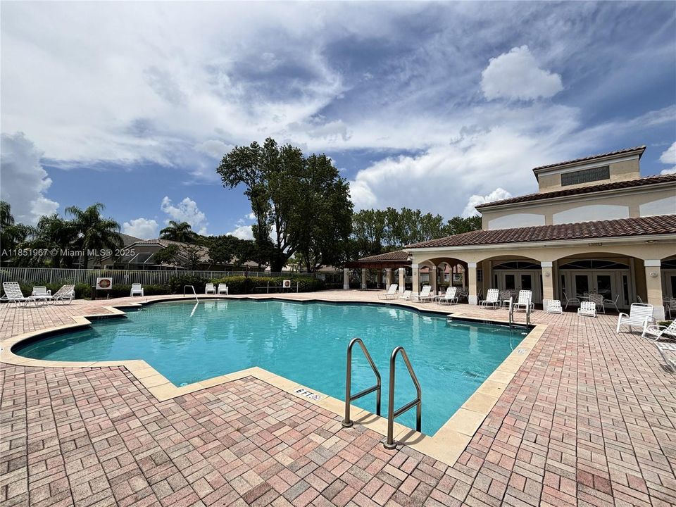 Vendido Recientemente: $499,999 (4 camas, 2 baños, 1515 Pies cuadrados)