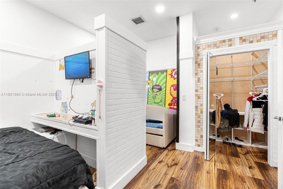 На продажу: $1,080,000 (5 спален, 4 ванн, 2083 Квадратных фут)