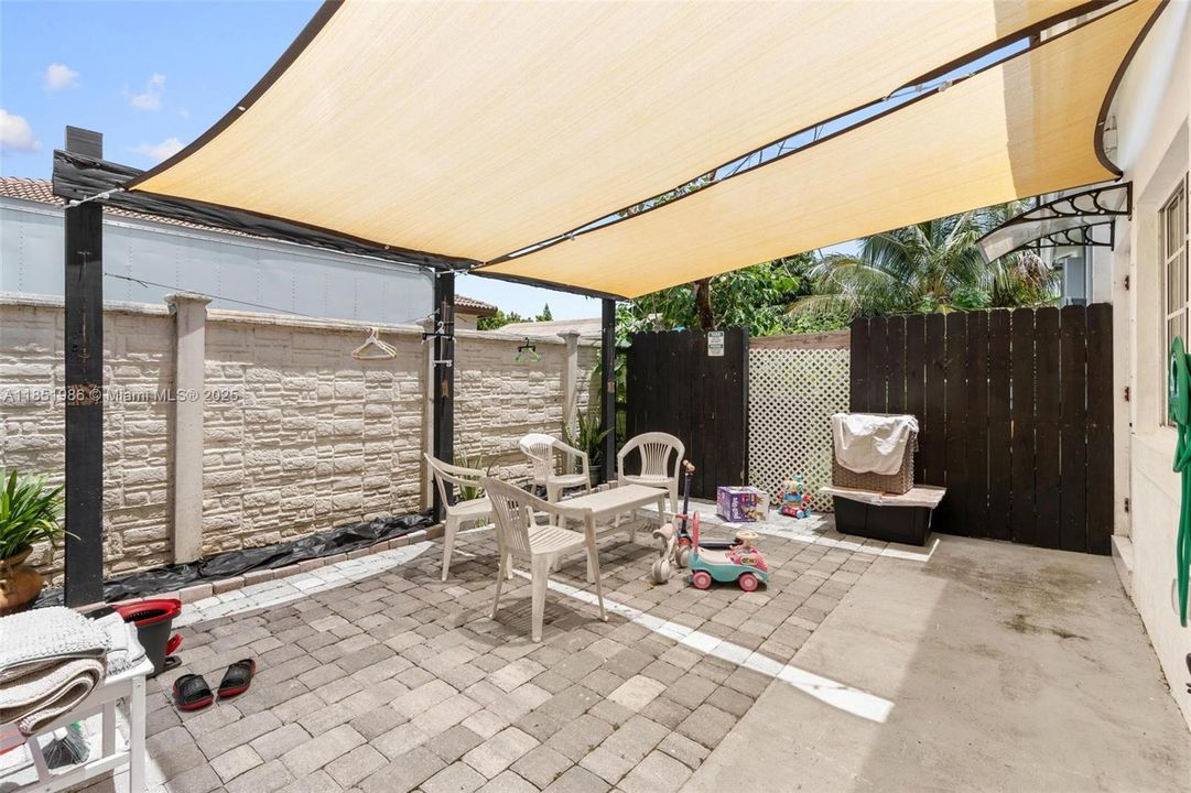 На продажу: $1,080,000 (5 спален, 4 ванн, 2083 Квадратных фут)