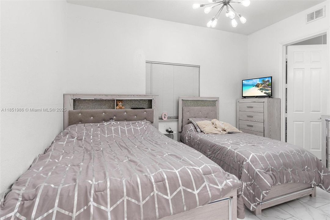 На продажу: $1,080,000 (5 спален, 4 ванн, 2083 Квадратных фут)