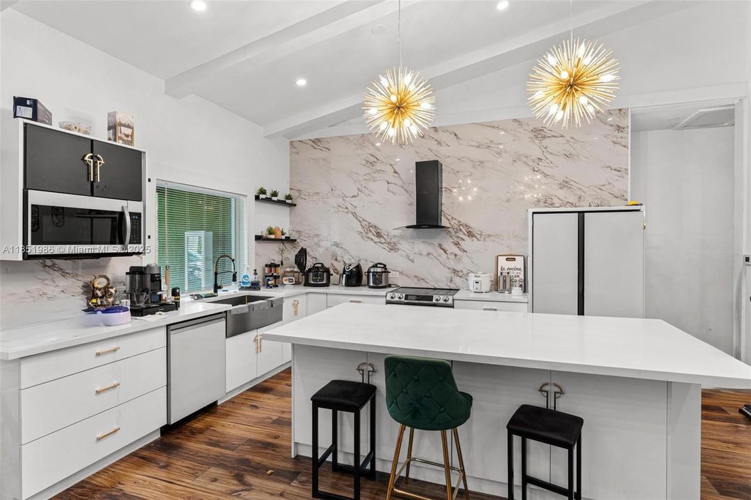 На продажу: $1,080,000 (5 спален, 4 ванн, 2083 Квадратных фут)