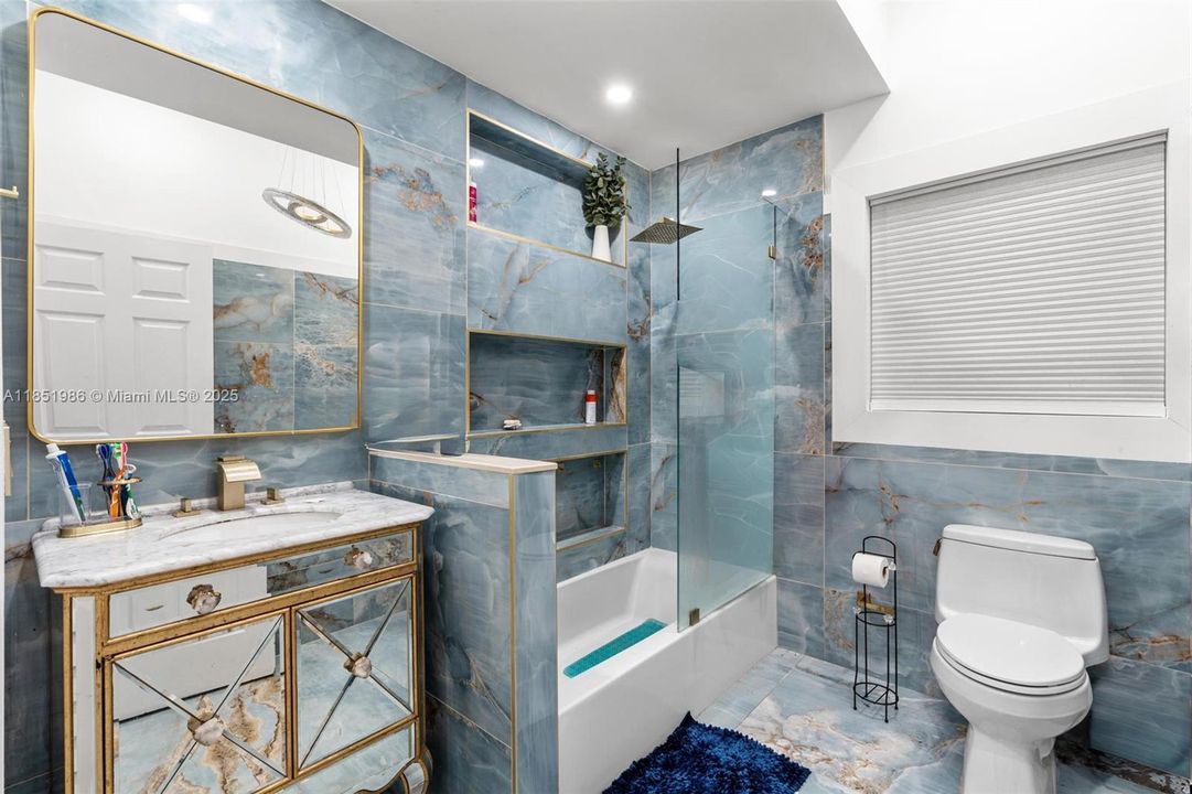 На продажу: $1,080,000 (5 спален, 4 ванн, 2083 Квадратных фут)