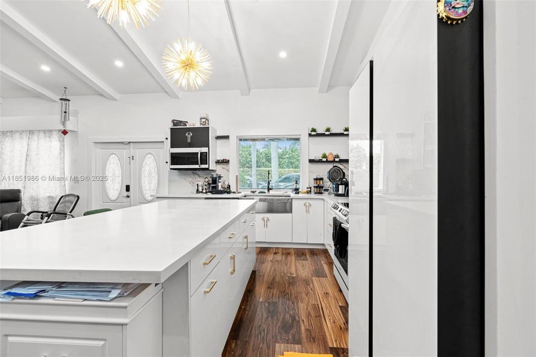 На продажу: $1,080,000 (5 спален, 4 ванн, 2083 Квадратных фут)