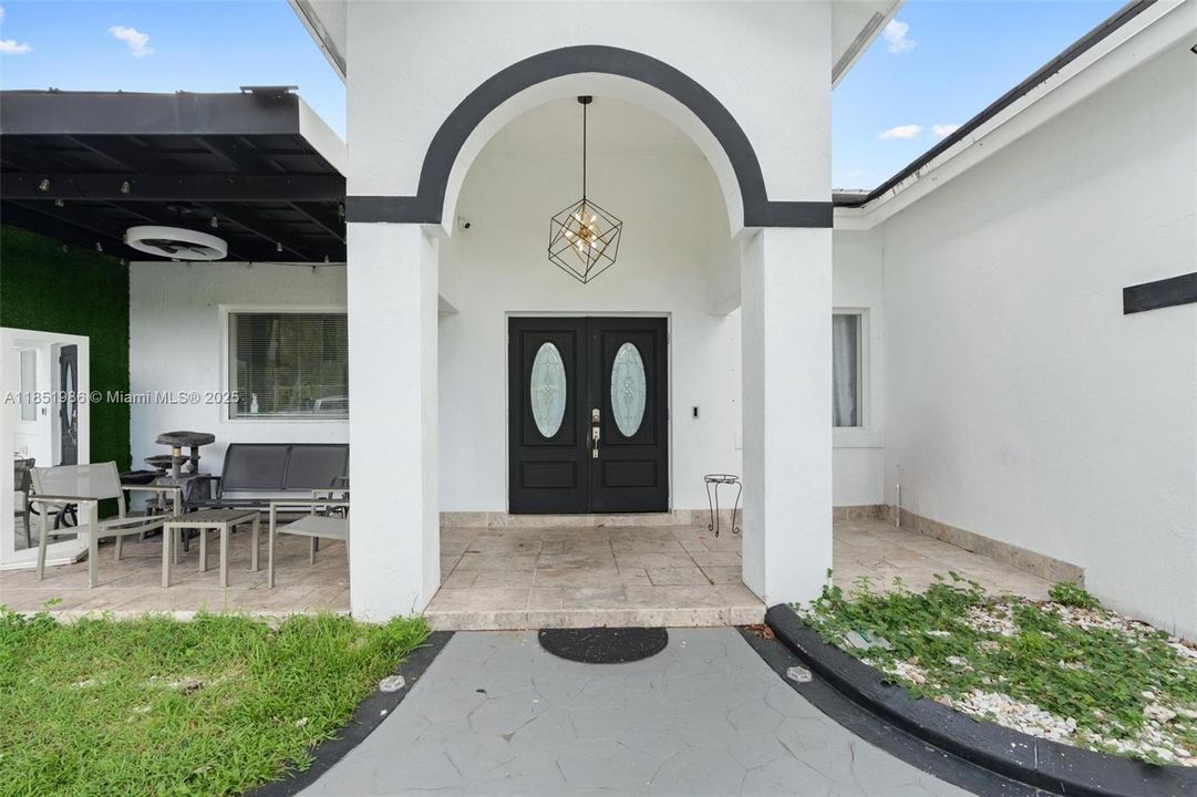 На продажу: $1,080,000 (5 спален, 4 ванн, 2083 Квадратных фут)