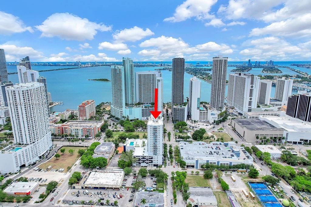 Prime location in the heart of Downtown Miami—steps from Bayside Marketplace, Margaret Pace Park, and the Bayfront. Enjoy skyline views and proximity to Brickell, Edgewater, and the Arts District.
