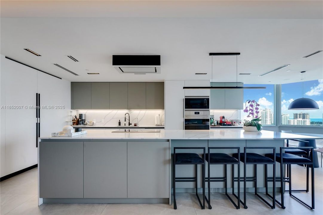 最近售出: $2,990,000 (4 贝兹, 4 浴室, 3620 平方英尺)