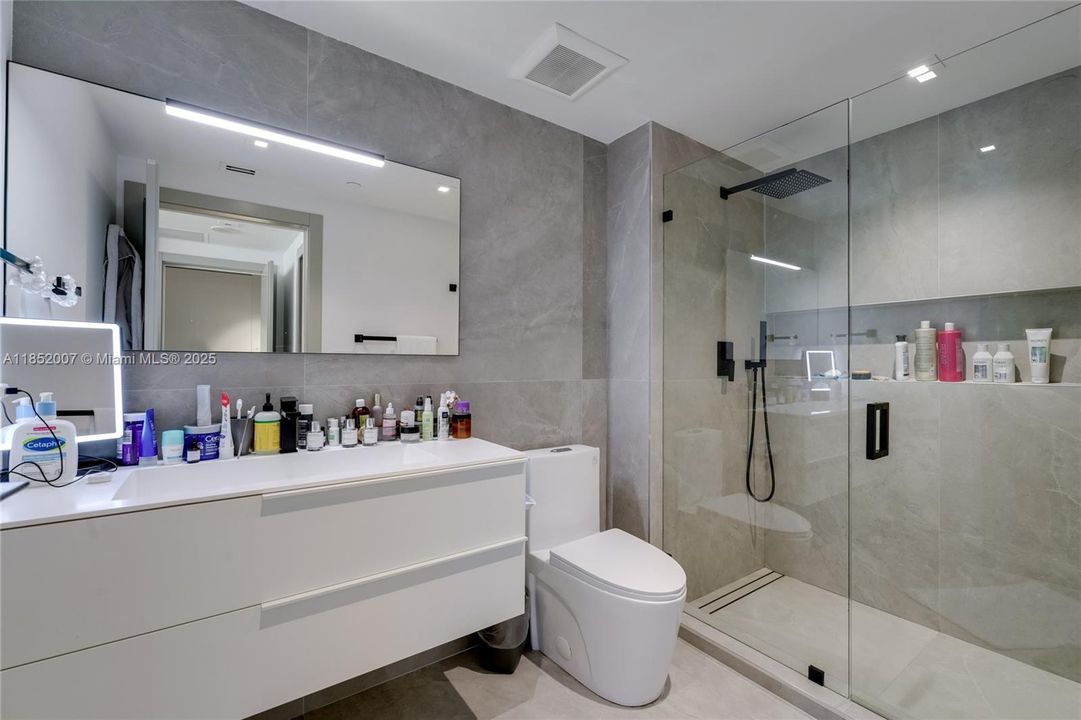 最近售出: $2,990,000 (4 贝兹, 4 浴室, 3620 平方英尺)