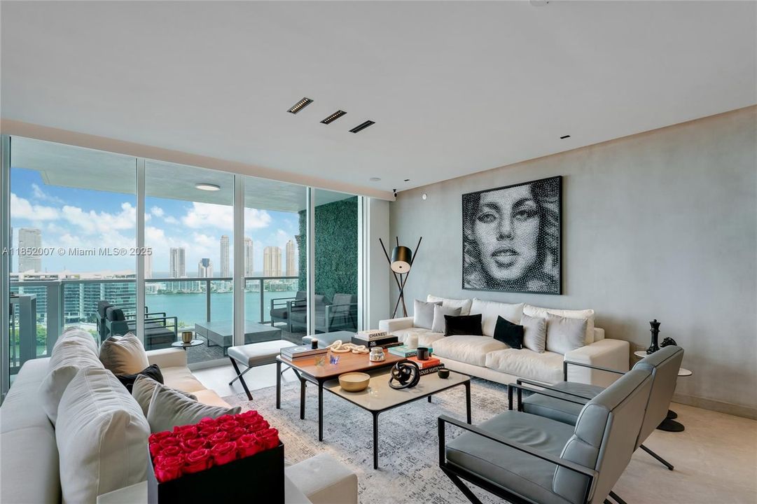 最近售出: $2,990,000 (4 贝兹, 4 浴室, 3620 平方英尺)