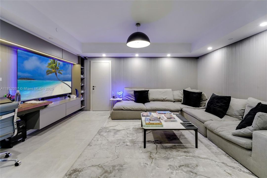 最近售出: $2,990,000 (4 贝兹, 4 浴室, 3620 平方英尺)