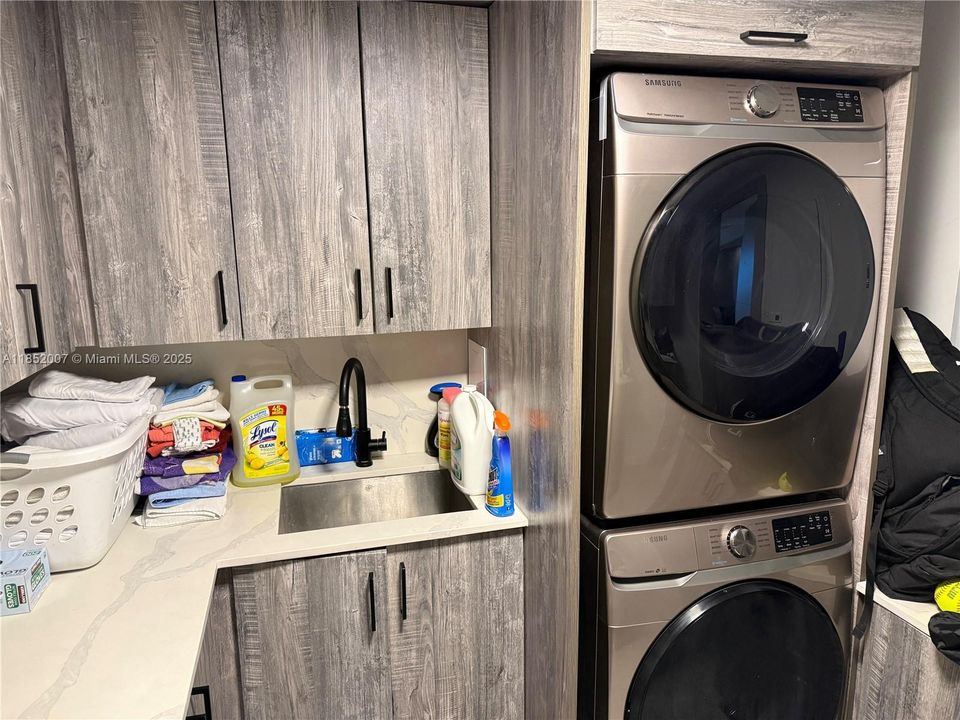 最近售出: $2,990,000 (4 贝兹, 4 浴室, 3620 平方英尺)