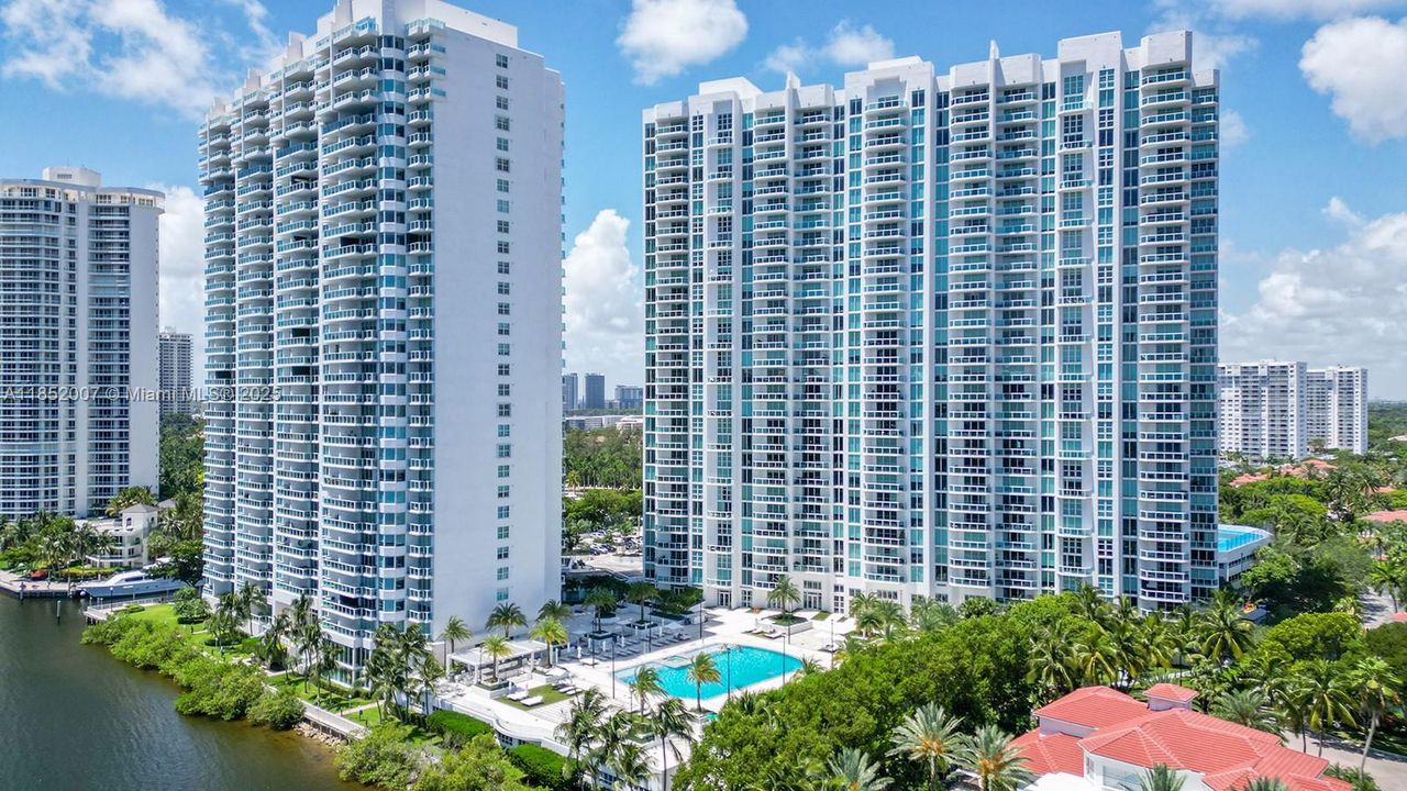 最近售出: $2,990,000 (4 贝兹, 4 浴室, 3620 平方英尺)