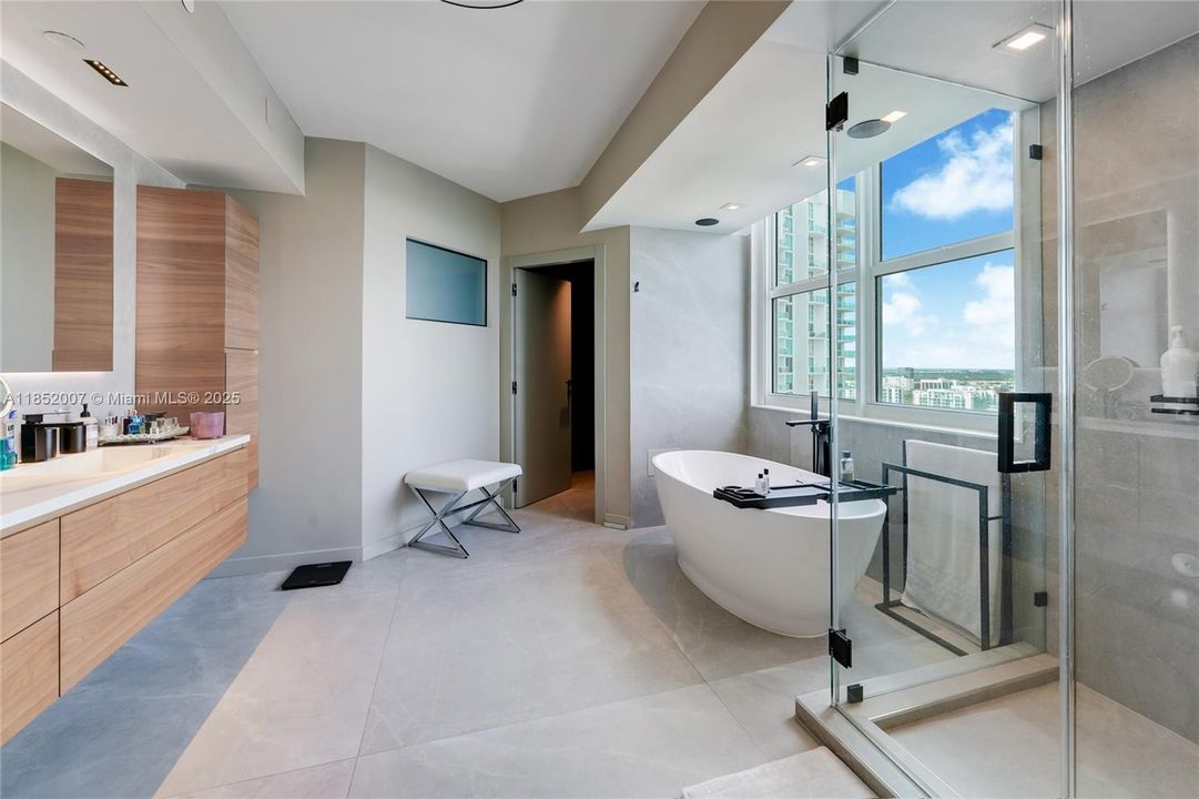 最近售出: $2,990,000 (4 贝兹, 4 浴室, 3620 平方英尺)