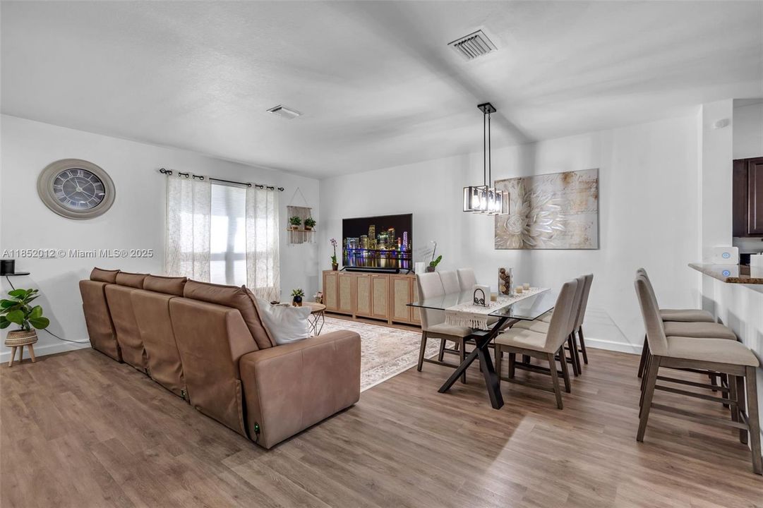 En Venta: $519,999 (3 camas, 2 baños, 1608 Pies cuadrados)