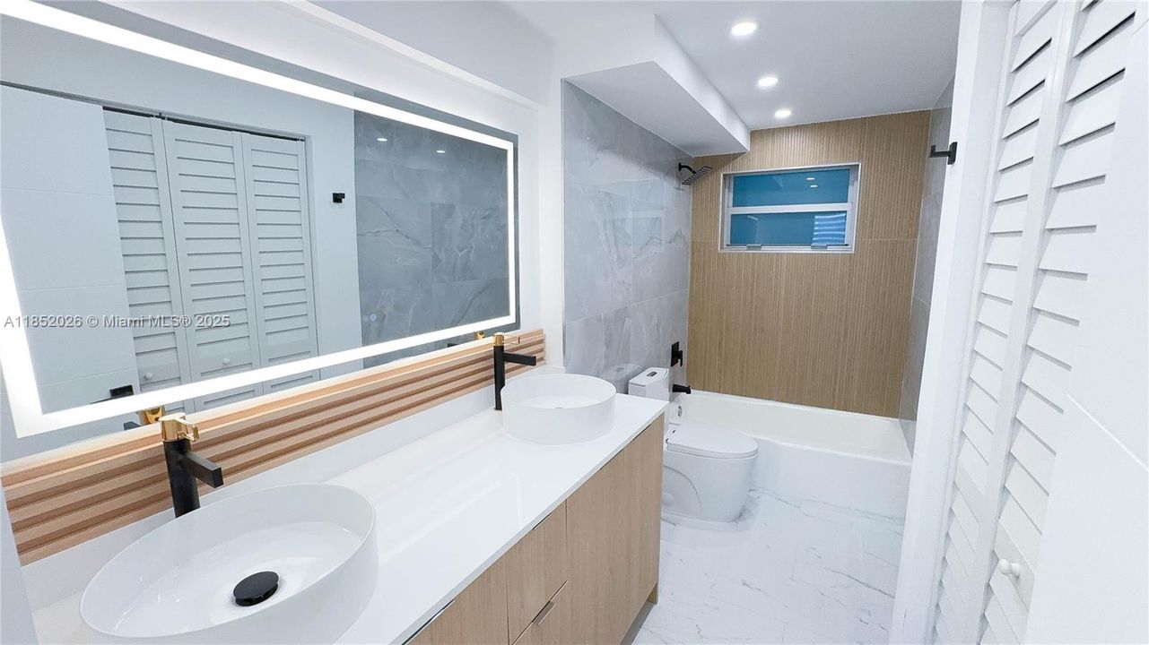 Recently Sold: $525,000 (2 beds, 2 baths, 940 Square Feet)