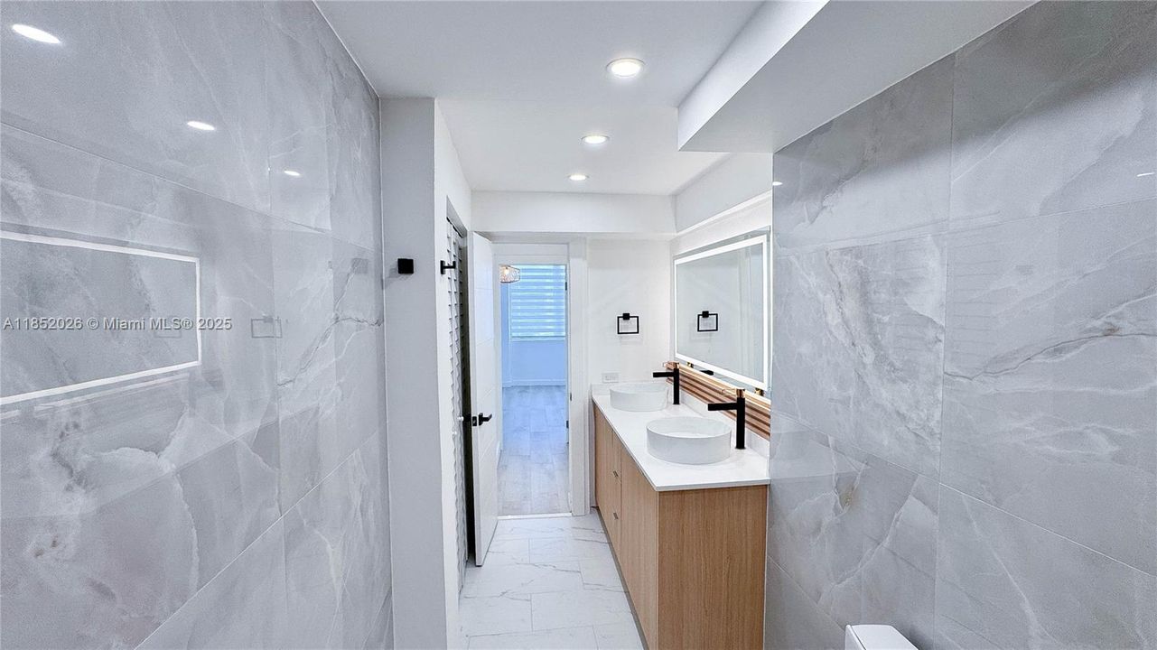 Recently Sold: $525,000 (2 beds, 2 baths, 940 Square Feet)