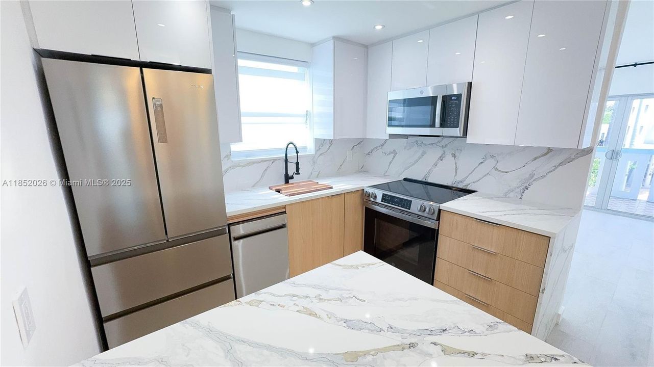 Recently Sold: $525,000 (2 beds, 2 baths, 940 Square Feet)