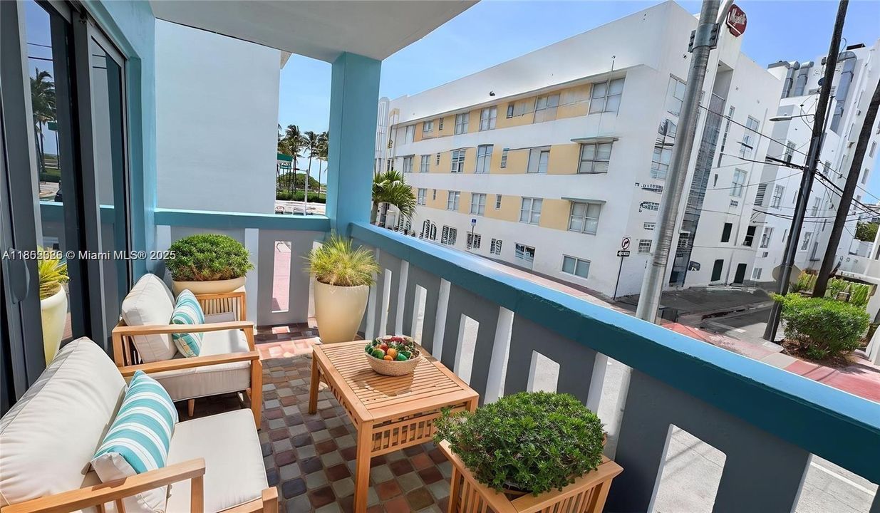 Recently Sold: $525,000 (2 beds, 2 baths, 940 Square Feet)