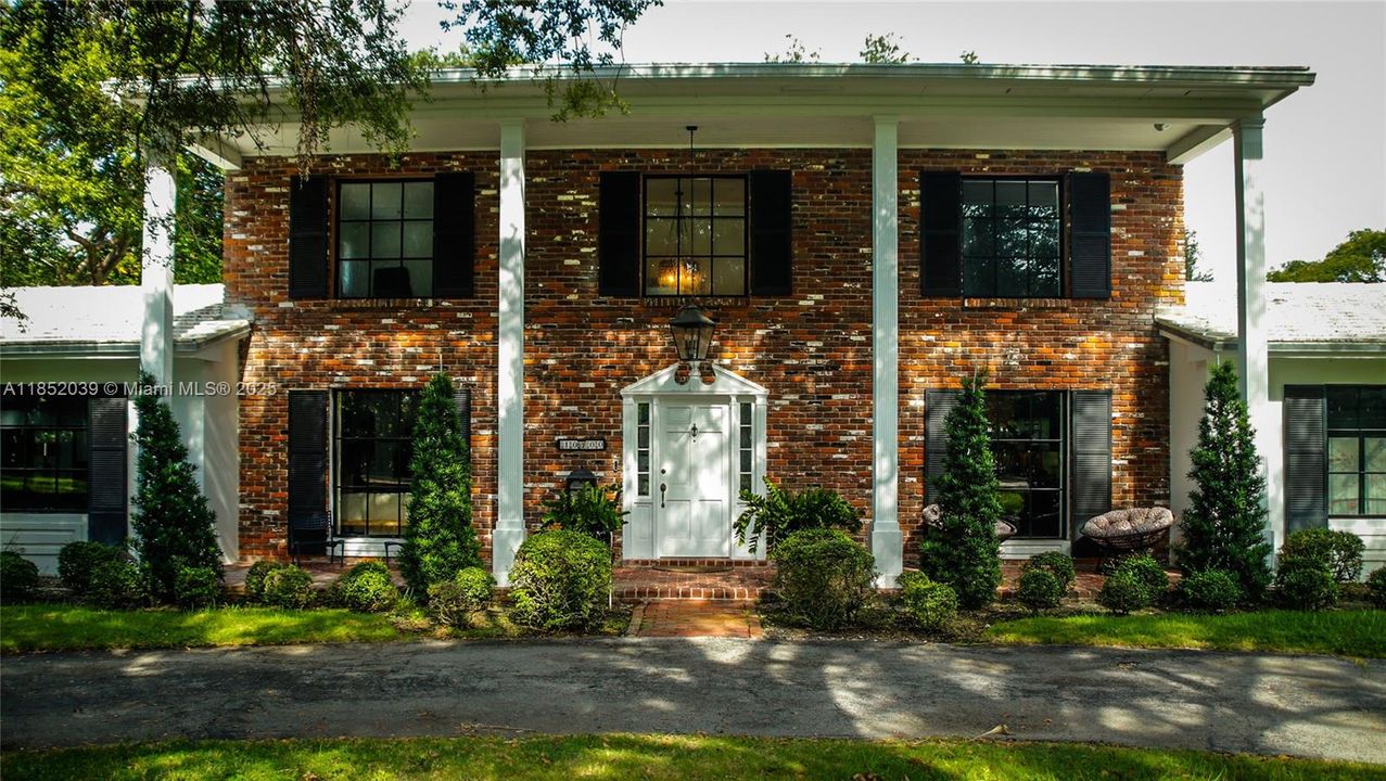 出租: $18,000 (4 贝兹, 4 浴室, 3012 平方英尺)