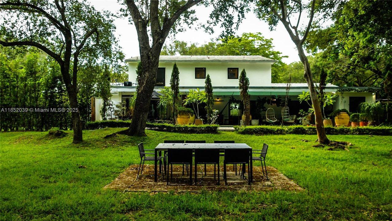 出租: $18,000 (4 贝兹, 4 浴室, 3012 平方英尺)